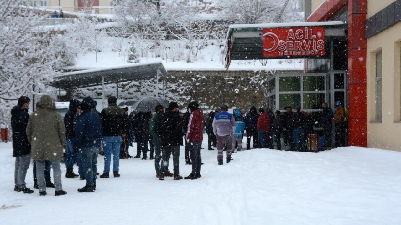 Karlı yolda kamyonet köprüden düştü: 1 ölü, 3 yaralı